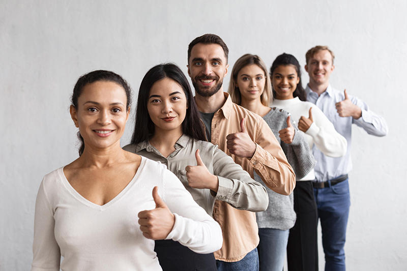 gente sonriente dando pulgar arriba sesion terapia grupo