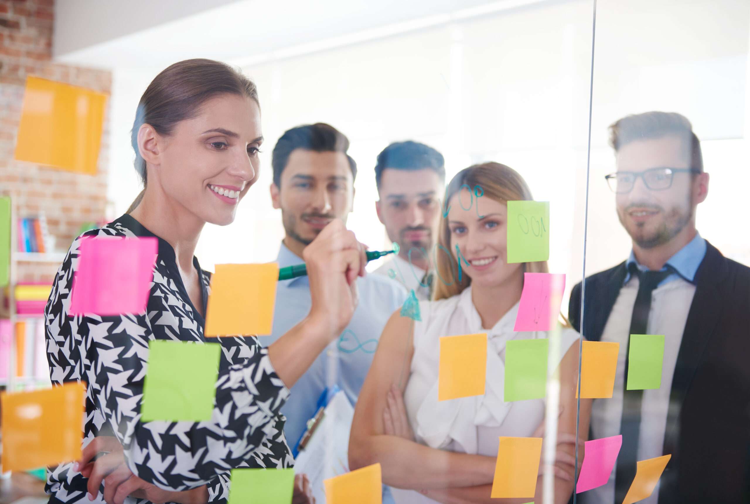 cerca personas que trabajan oficina scaled